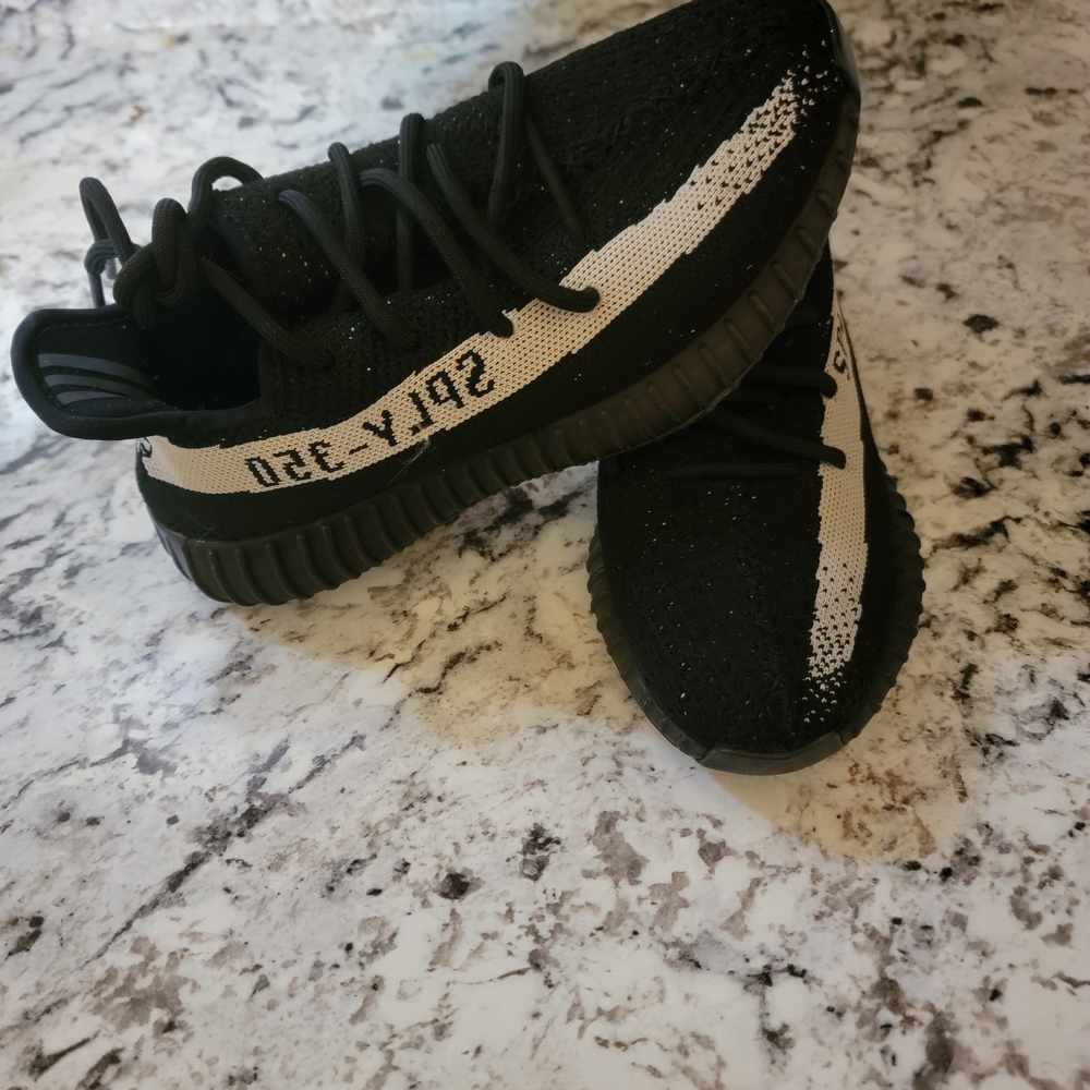 Yeezy Boost 350 V2 in Black and White $70 or BEST offer - Picture 7 of 9